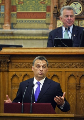 Viktor Orbán v parlamentu.